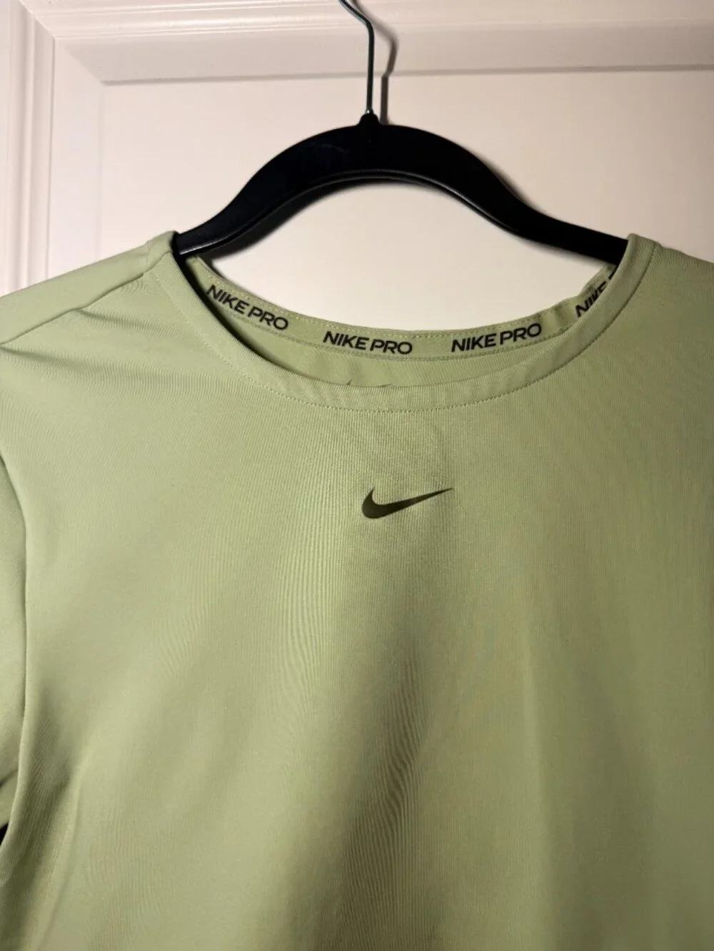 Nike Light Green Long Sleeve Fitted Croptop | Women’s Medium